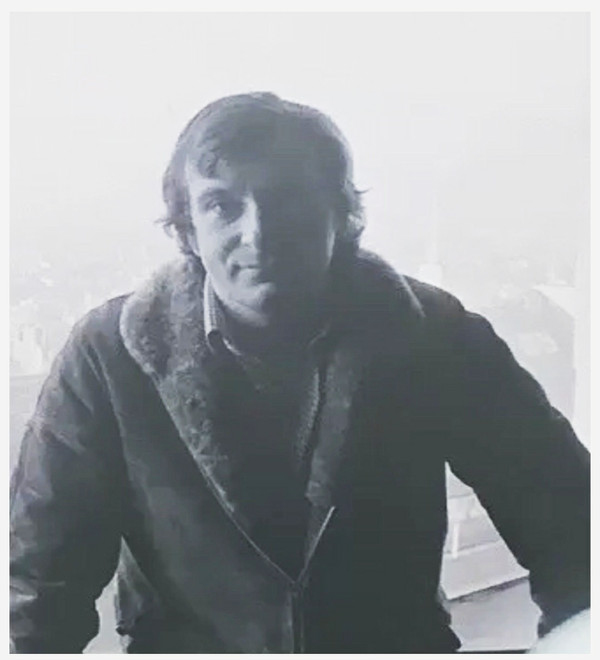 Douglas Adams image for track The Hitch-Hiker's Guide To The Galaxy Part Two: The Restaurant At The End Of The Universe 3